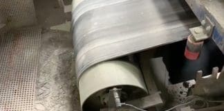 Lubricate conveyor belt drum automatically