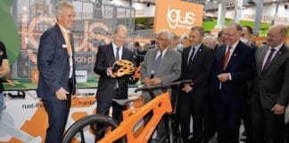 Yesterday’s waste, today’s bicycle: igus shows German Chancellor Scholz a world first made of all-plastic at the Hanover Fair