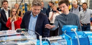 Habeck praises digitization and AI in mechanical engineering and the associated “great leap in efficiency through this next technology”